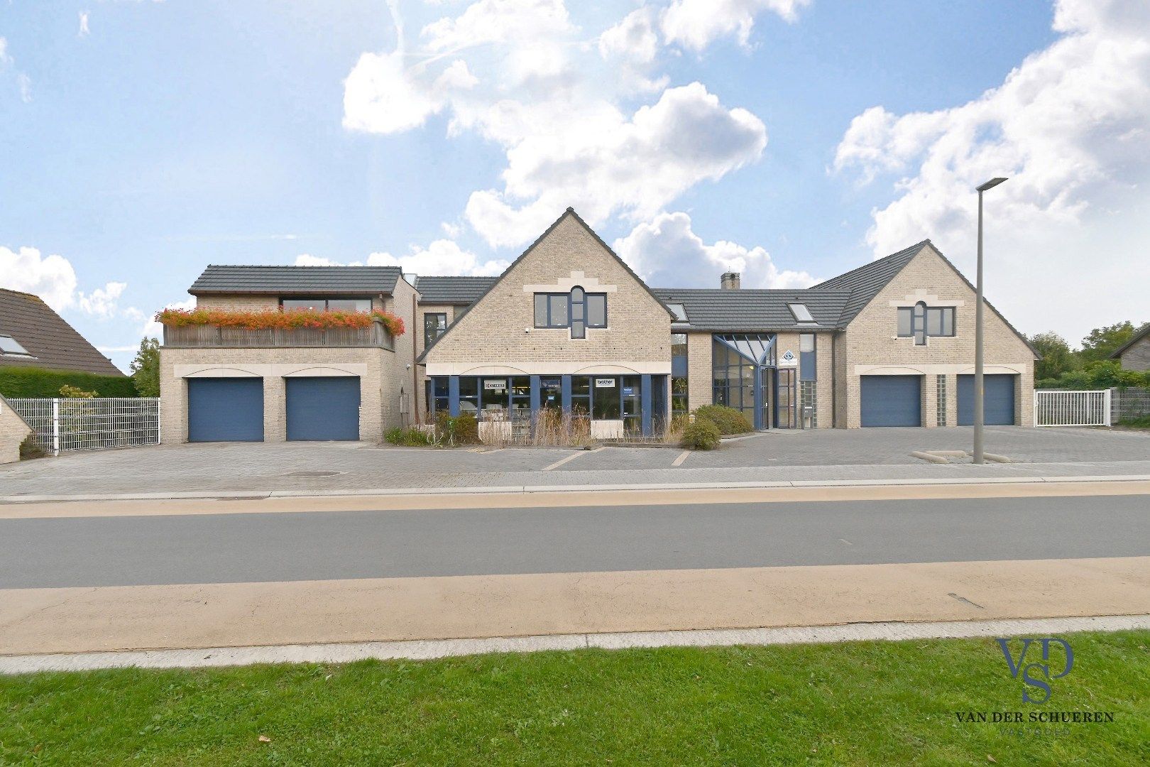 Ruim handelspand met penthouse in villastijl foto 49