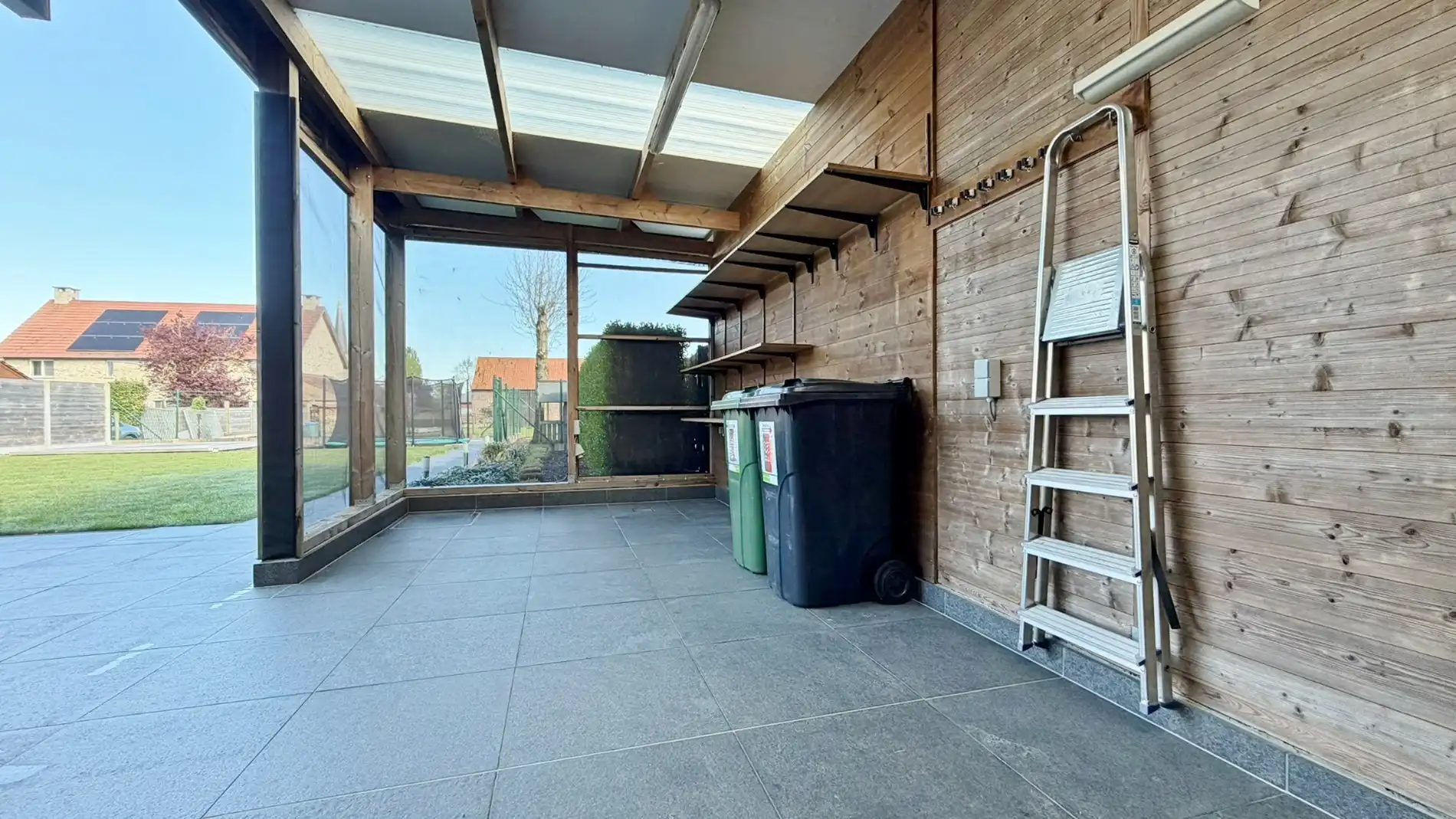 Ruime, zeer goed onderhouden villa met prachtige tuin in rustige doodlopende straat. foto 25