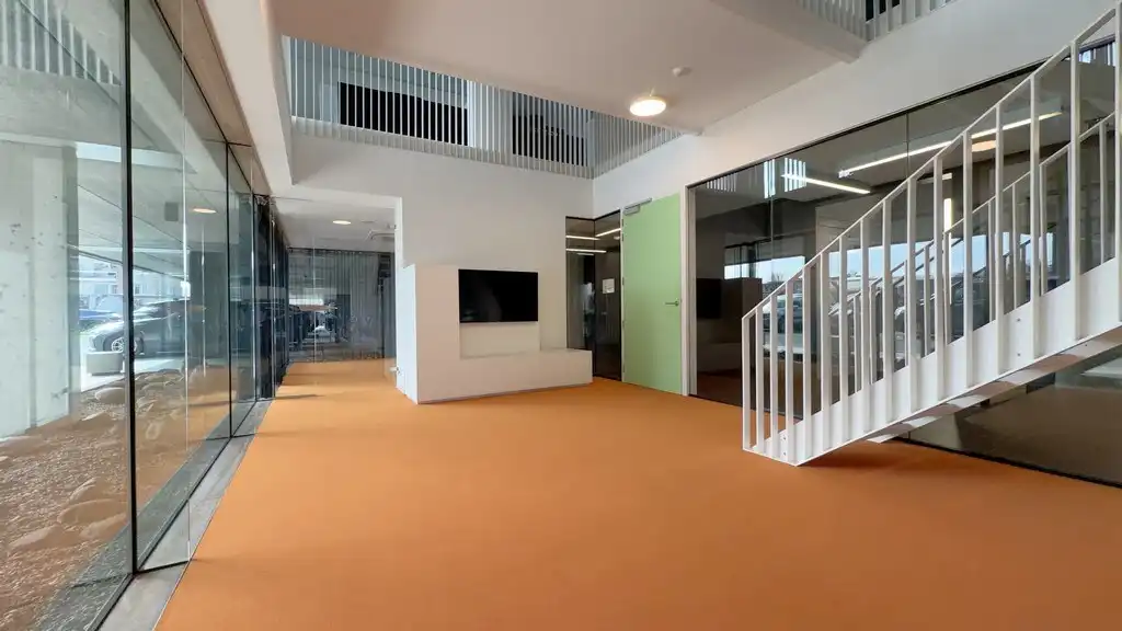 Modern kantoorgebouw te huur nabij oprit R4 in Gent foto 2