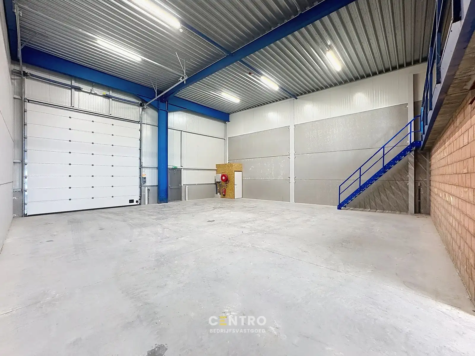 NB KMO-UNIT (227.20m²) met mezzanine (82.17m²) te koop met 2 private parkeerplaatsen voor de deur, elektrische sectionaalpoort en sanitair blok op industriezone "Herdersbrug" te 8000 Brugge foto 3