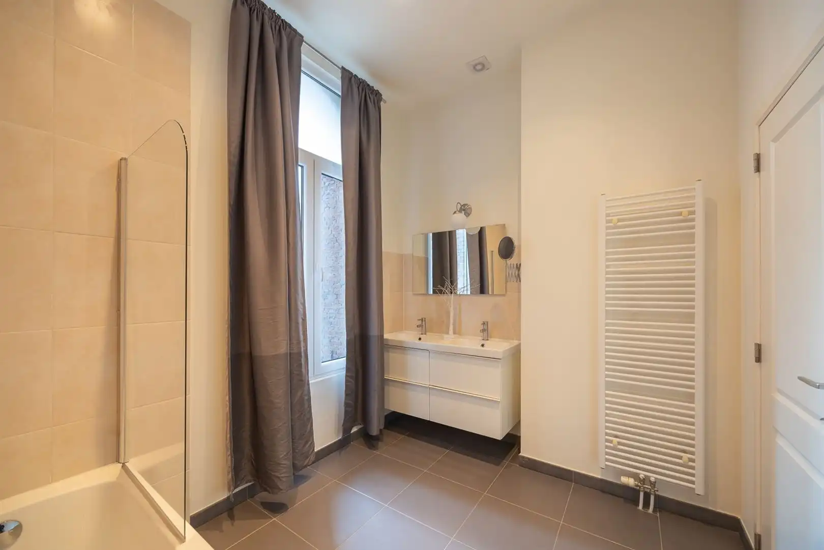 Karaktervolle herenwoning met zee aan ruimte foto 16