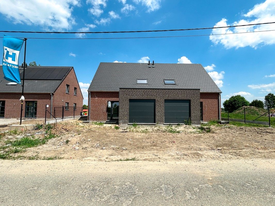 2 nouvelles maisons avec garage à Saint-Léger foto {{pictureIndex}}