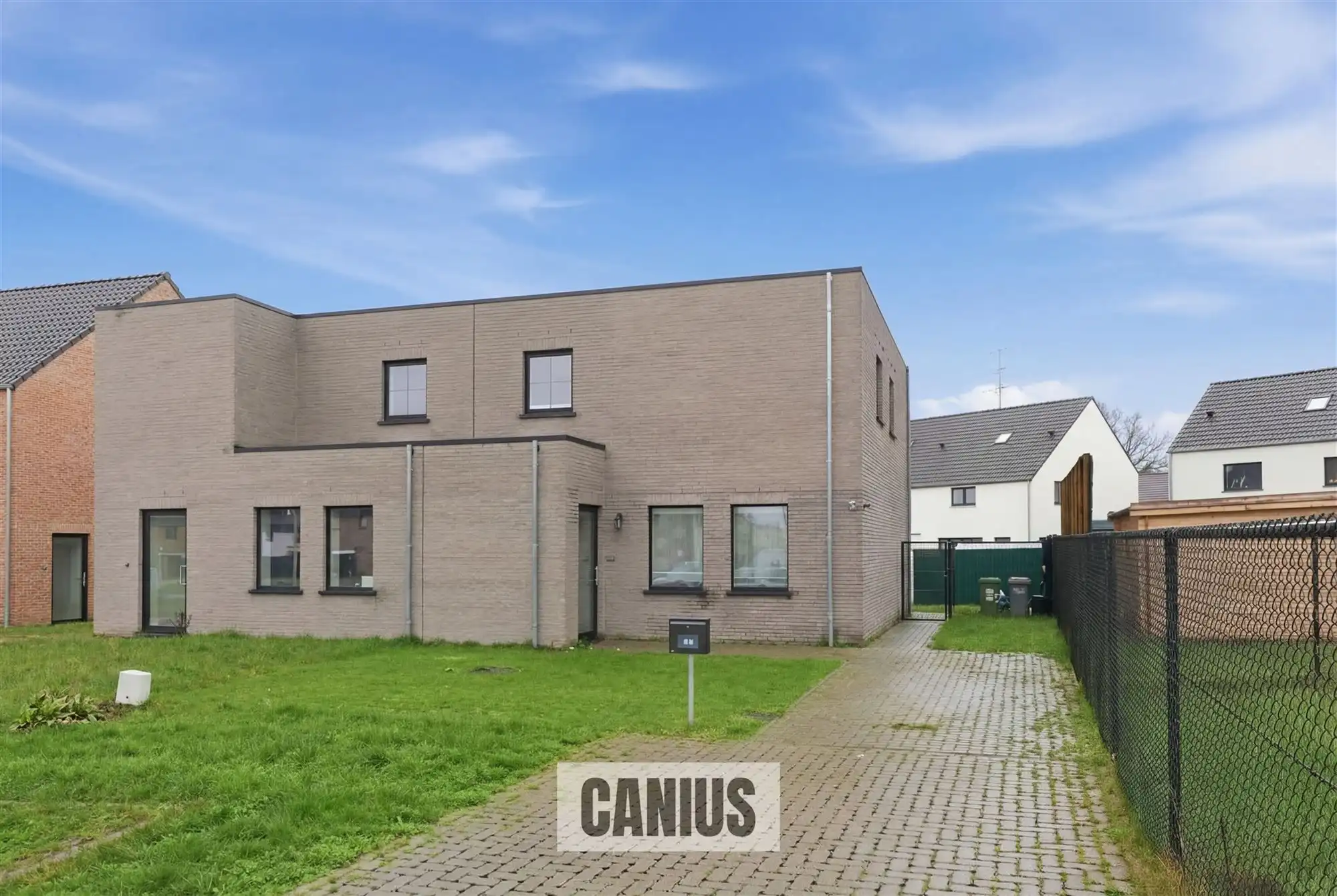 MODERNE WONING MET 3 SLKS & TUIN foto {{pictureIndex}}