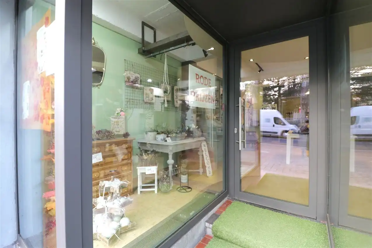 handelszaak met hoge zichtbaarheid en mooie etalage  foto 23