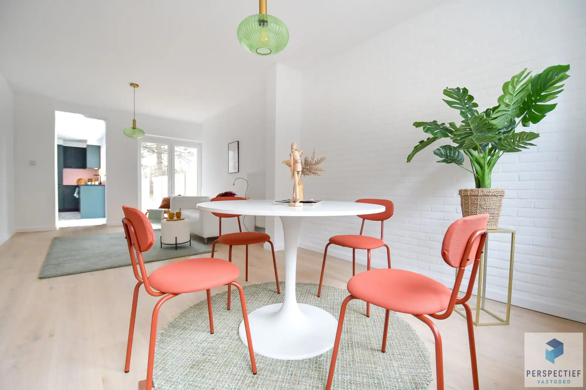 Vernieuwde woning met 3 slaapkamers en ZONGERICHTE tuin met uitweg en GROTE GARAGE foto 2