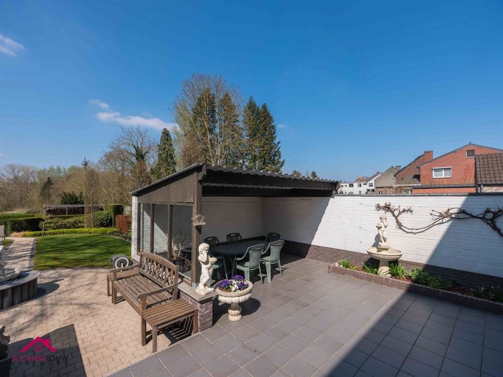 Half vrijstaande woning met garage foto 8