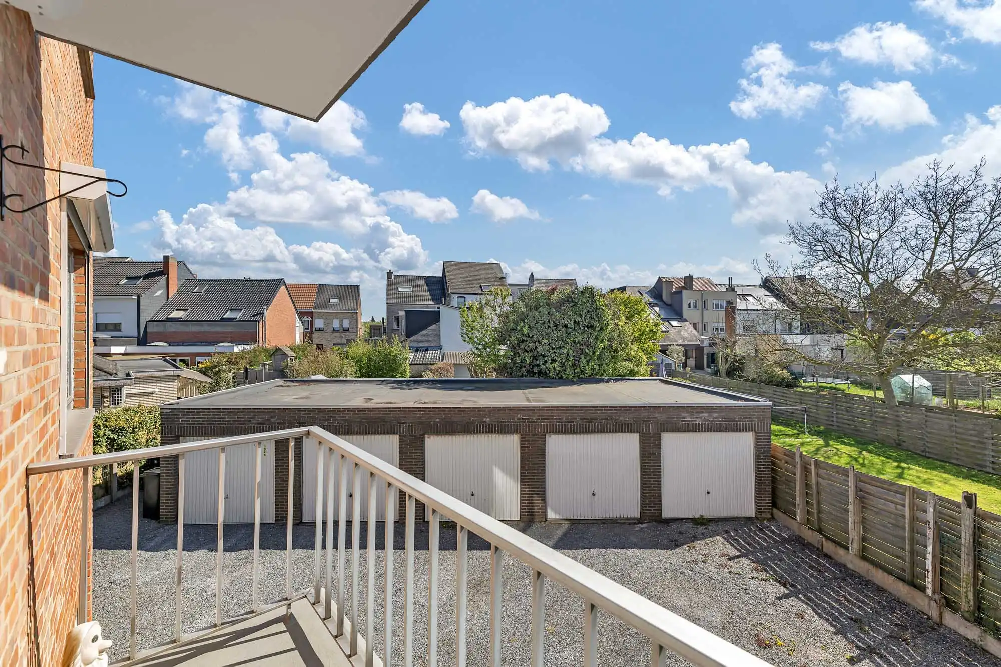 Instapklaar 2-slaapkamerappartement met terras en garage foto 18