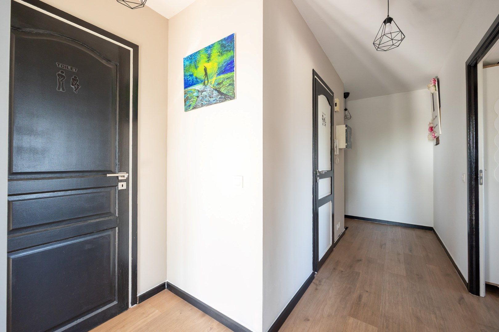Volledig gerenoveerd 2-slaapkamer appartement (7v) met terras! foto 3
