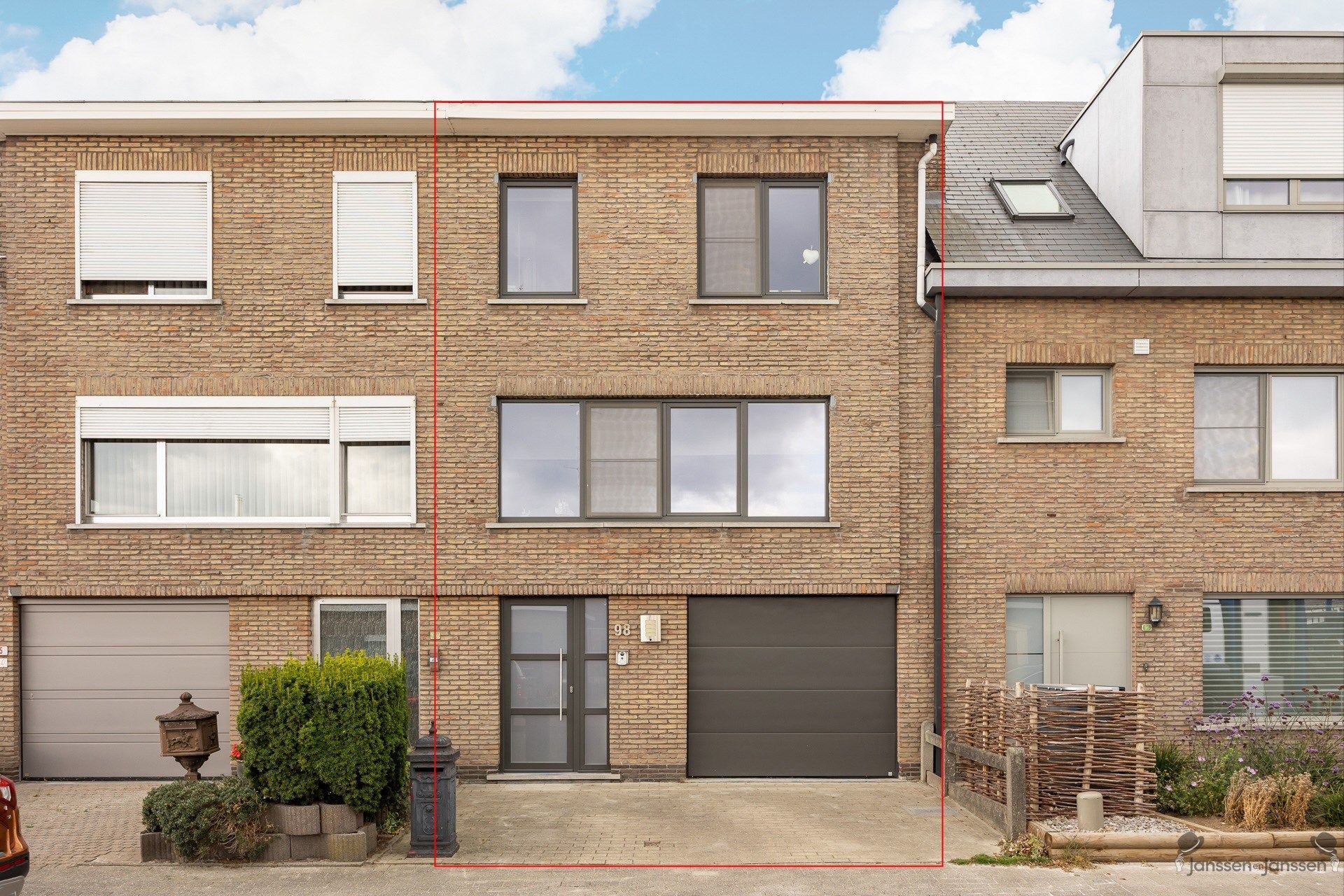 Bel-etage met 3 slaapkamers en ruime tuin foto {{pictureIndex}}