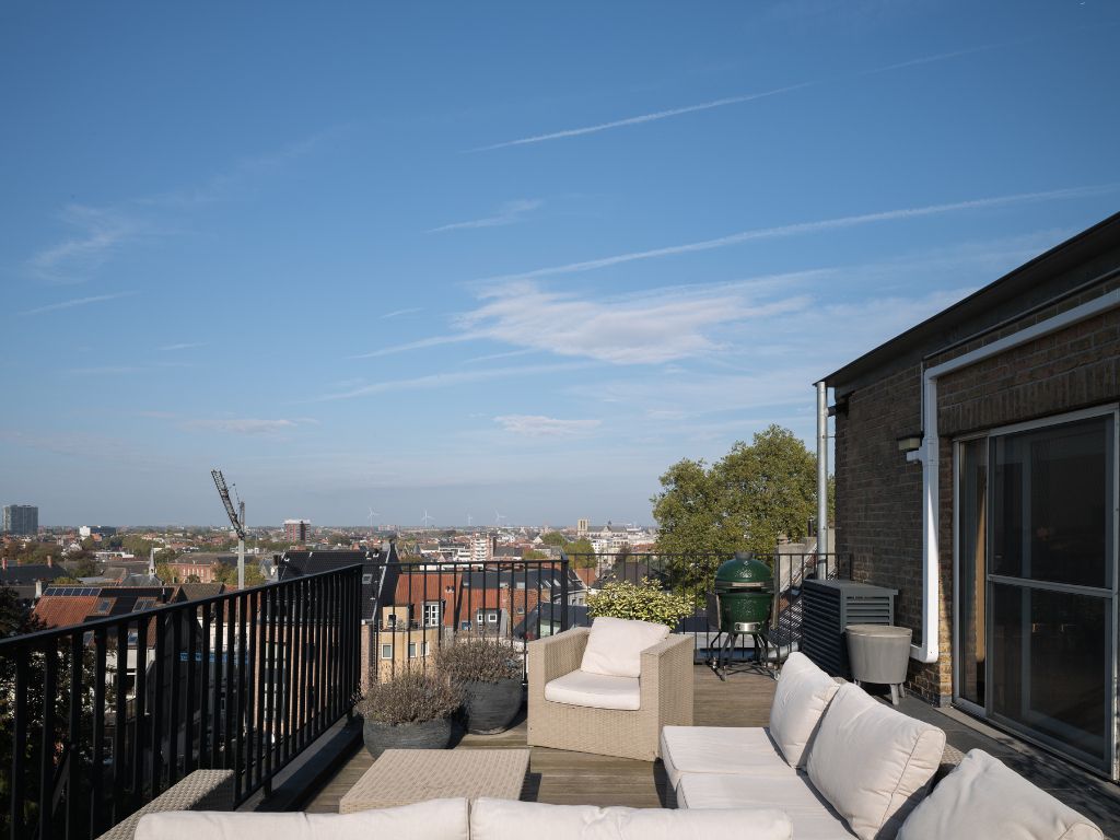 Unieke opportuniteit - Bijzonder dakappartement met 2 slaapkamers en uitzonderlijke terrassen (totaal +- 100m2) met weidse zichten, ideaal gelegen tussen het stadscentrum en het Citadelpark. foto 5