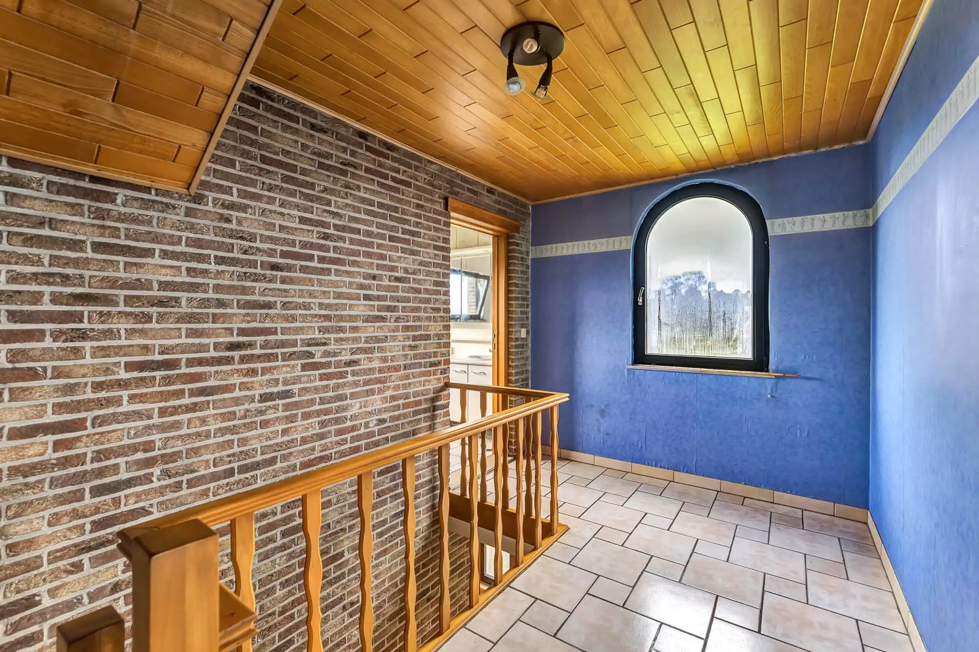 Handelswoning met ruime garage foto 15