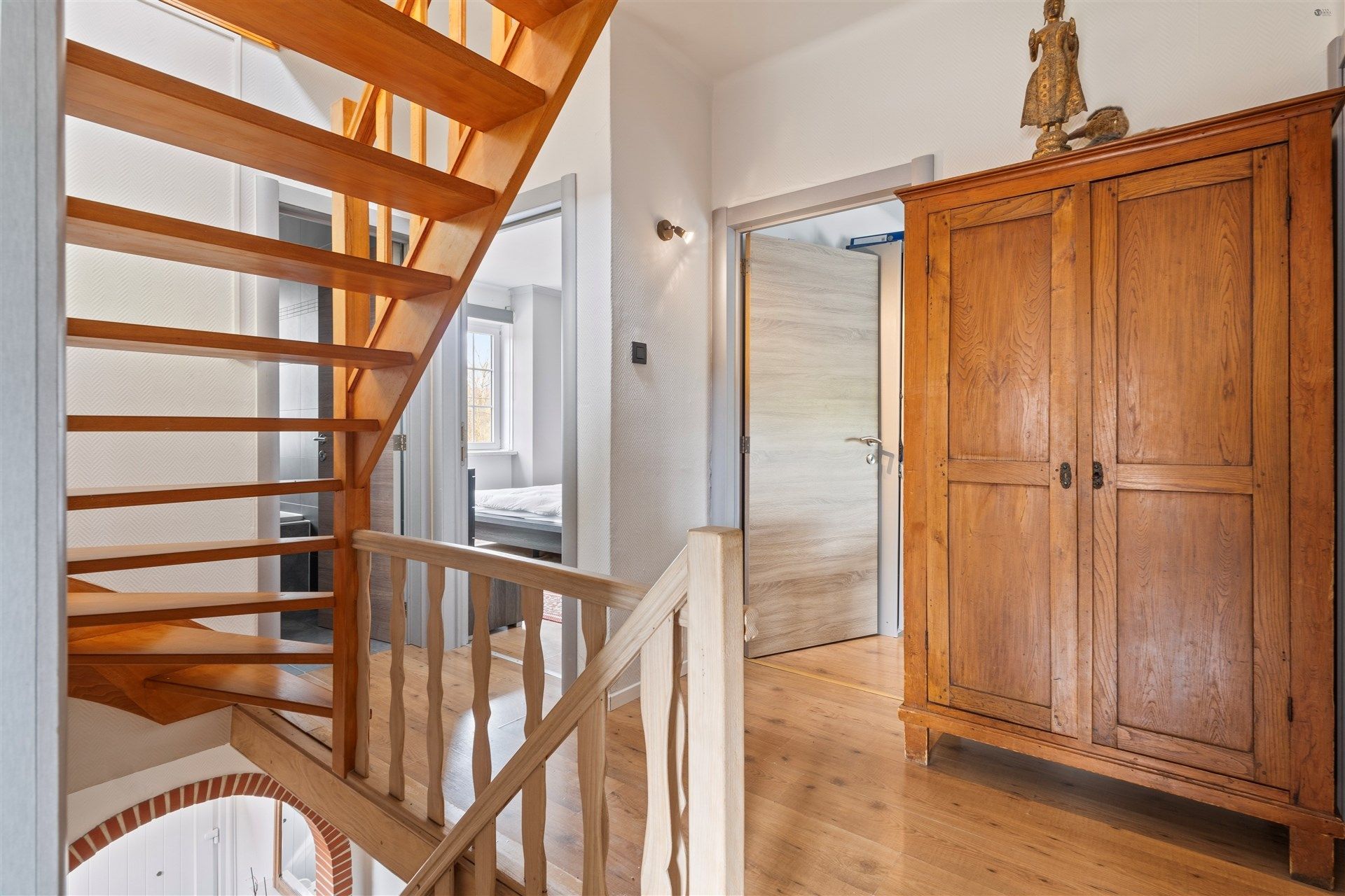 Indrukwekkende woning op een ruim perceel van 2208 m². foto 13