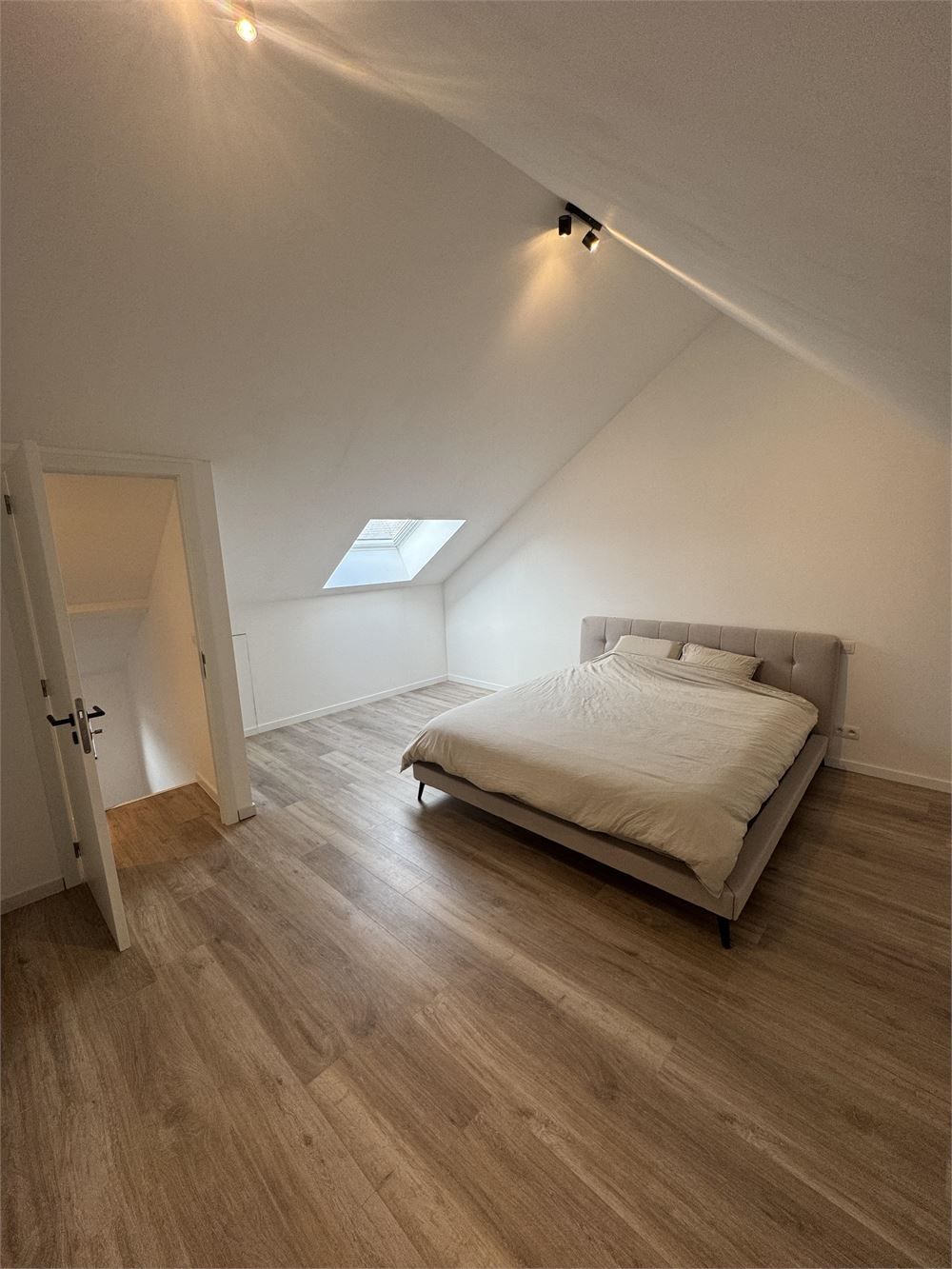 Recent volledig gerenoveerde rijwoning foto 19