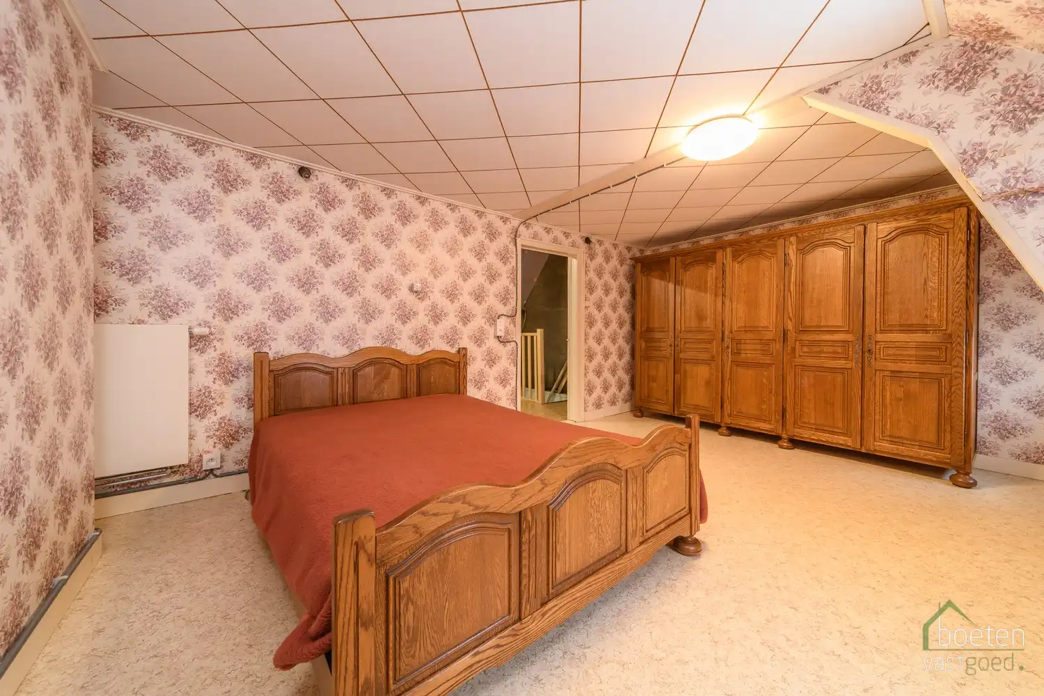 ALVERINGEM: Landhuis met conformiteitsattest, 2 (mog. 3) slaapkamers, interessant bijgebouw en dubbele garage met tuin op 795m² grondopp. foto 8