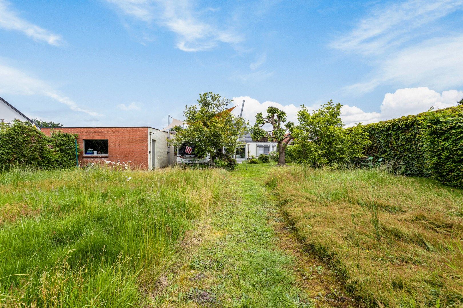 Ruim ingedeelde woning op een mooi zuidgeoriënteerd perceel van bijna 16are. foto 24