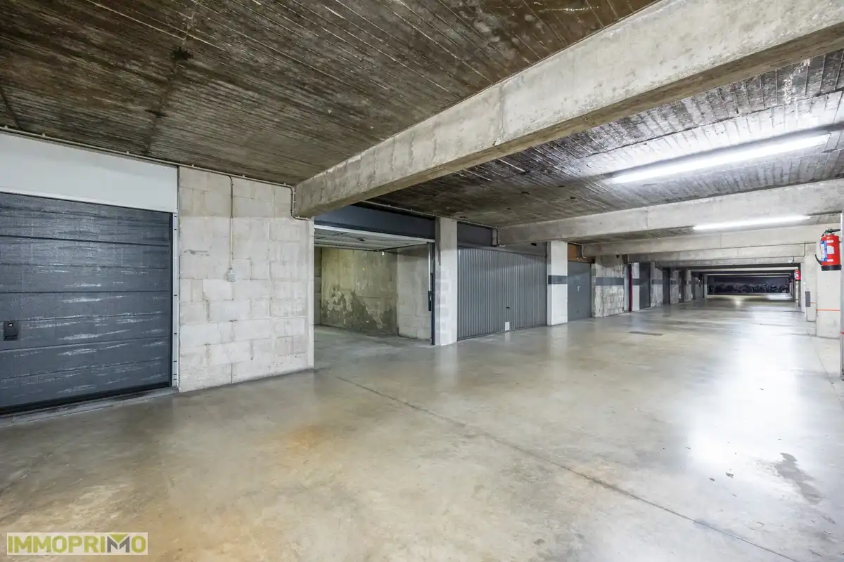 Ruime garagebox in de kelderverdieping. foto 2