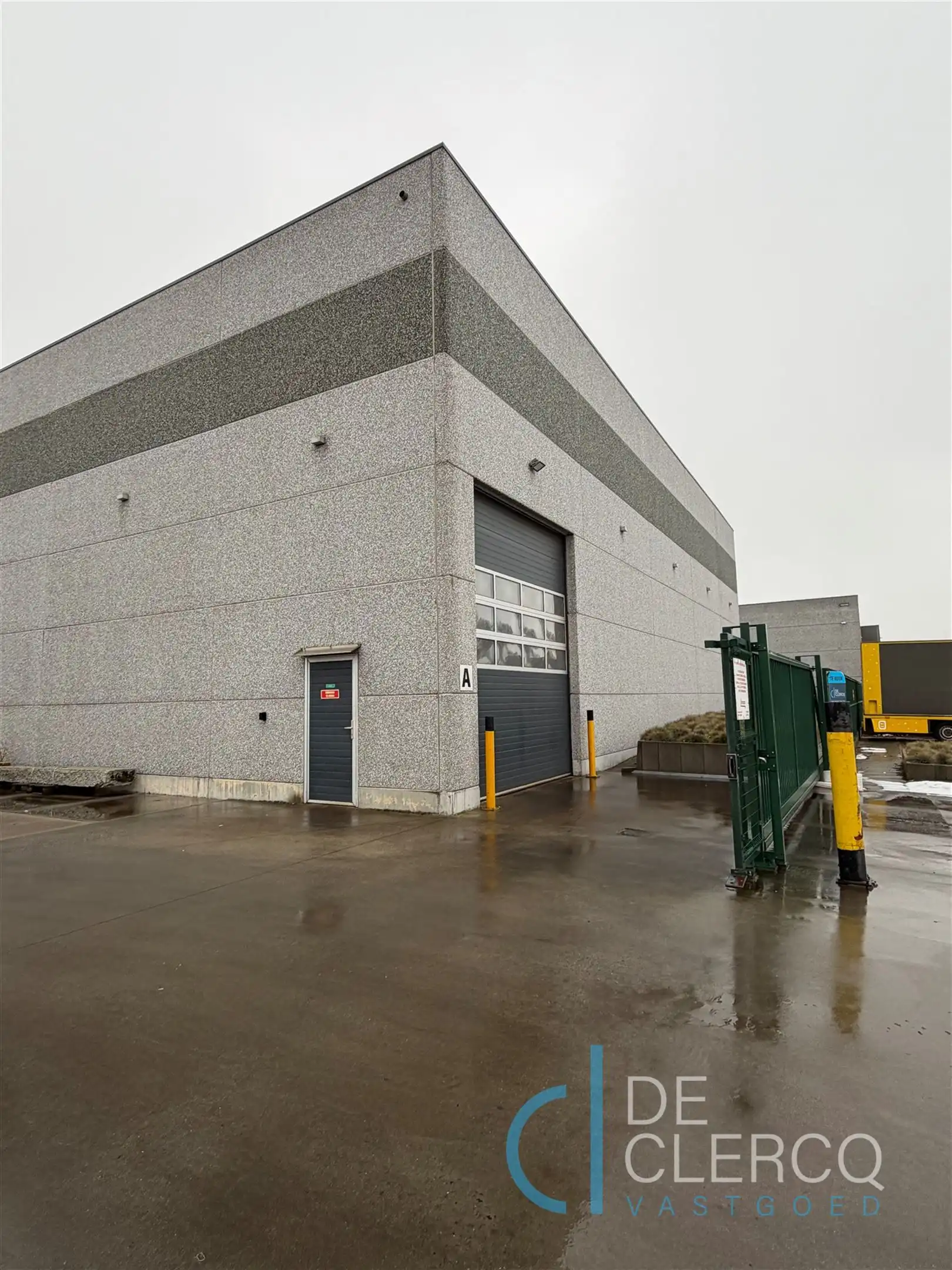 Ruim, goed gelokaliseerd magazijn te huur met parking!  foto 8