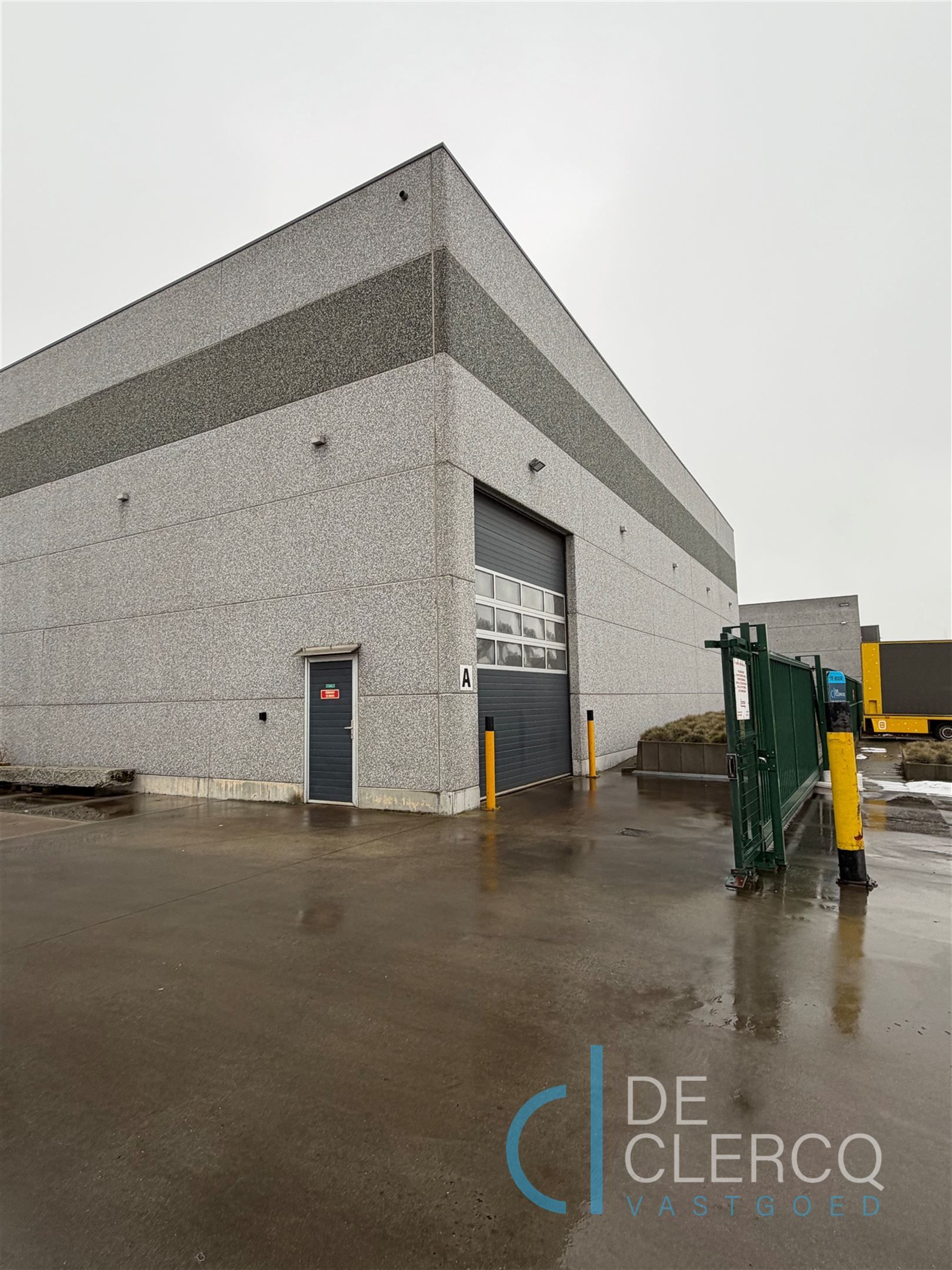 Ruim, goed gelokaliseerd magazijn te huur met parking!  foto 8