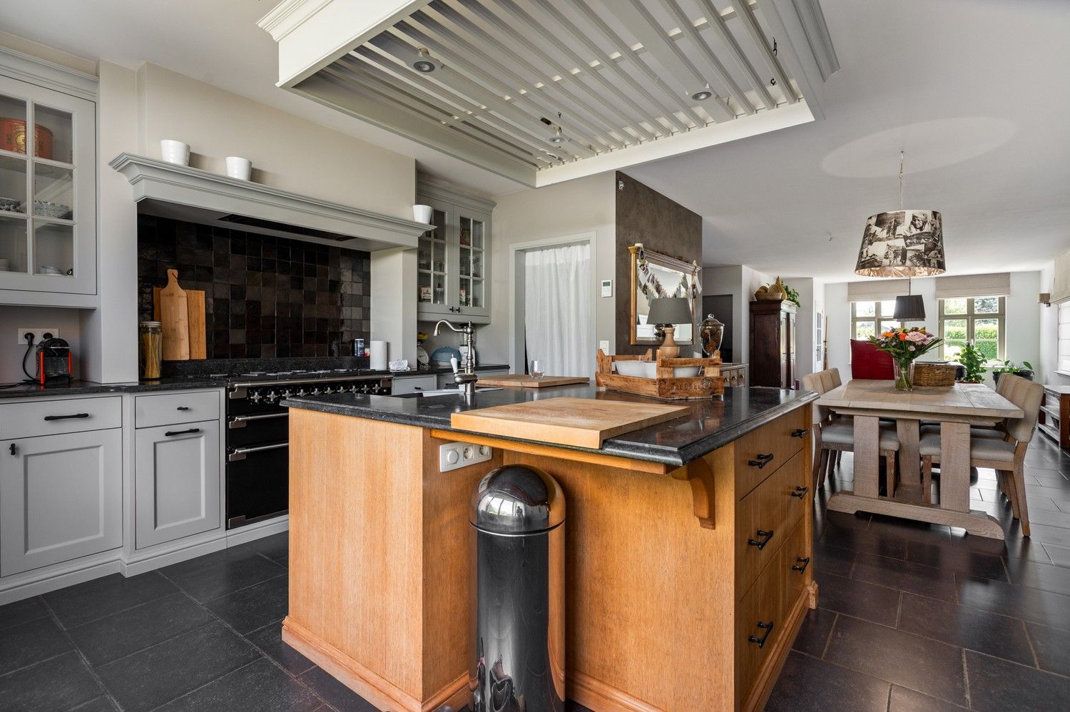 Prachtige woning met 3 ruime slaapkamers, inpandige garage met oprit, tuin & atelier! foto 4