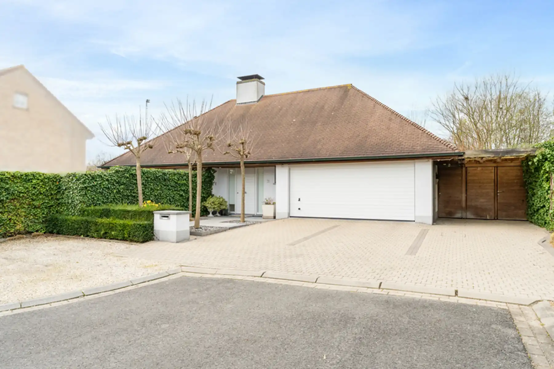 Hoofdfoto van de publicatie: Lichtrijke en residentieel gelegen villa 
