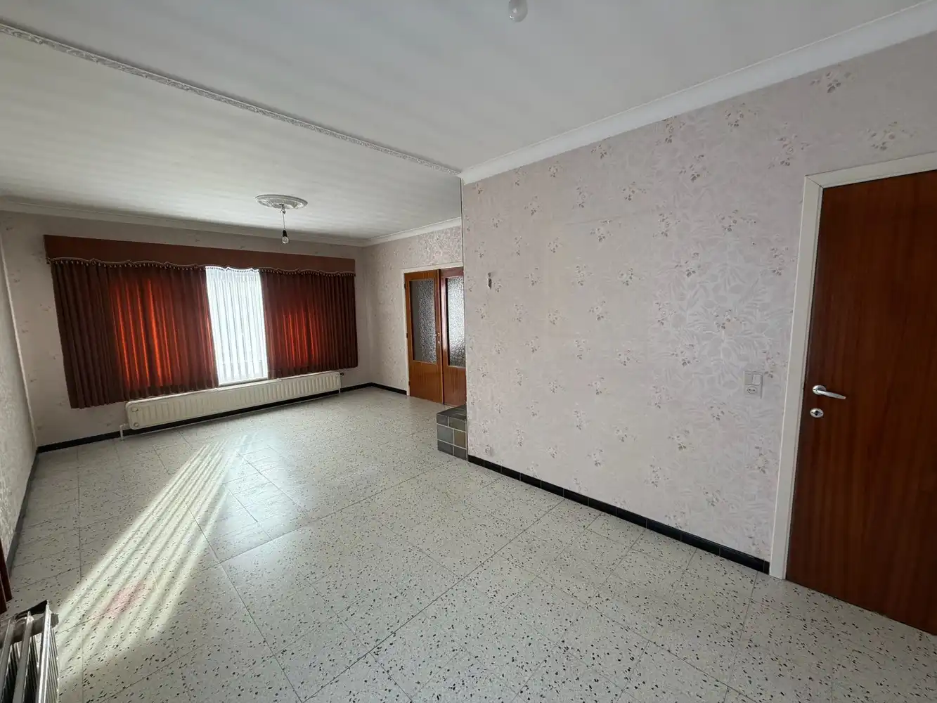 Genk – Hasseltweg 116: Op te frissen woning met 3 slaapkamers, inpandige garage, kelder, tuin en ruime parking aan de voorzijde foto 10