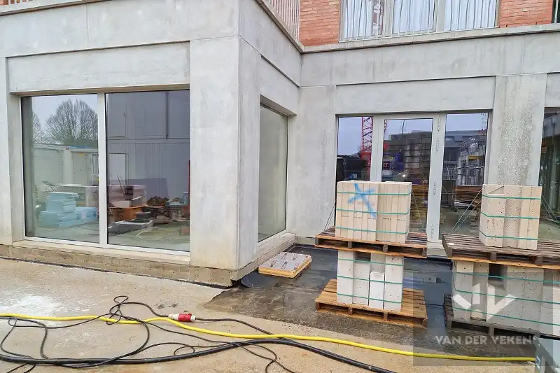 Casco en centraal gelegen nieuwbouw handelsgelijkvloers (160m²) met gezellig terras (130m²) foto 5