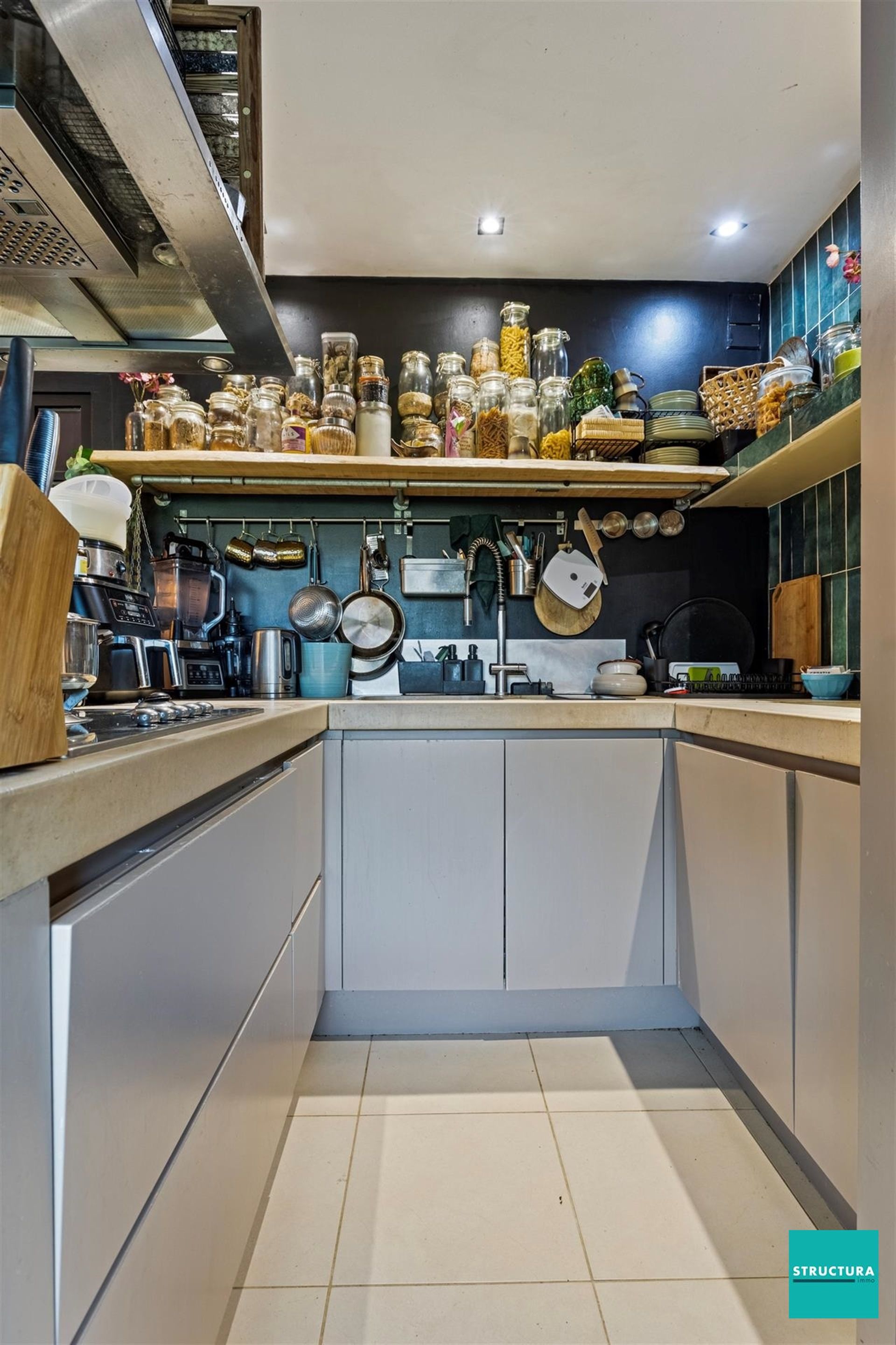 Gelijkvloers appartement met ruime tuin en twee carports foto 8
