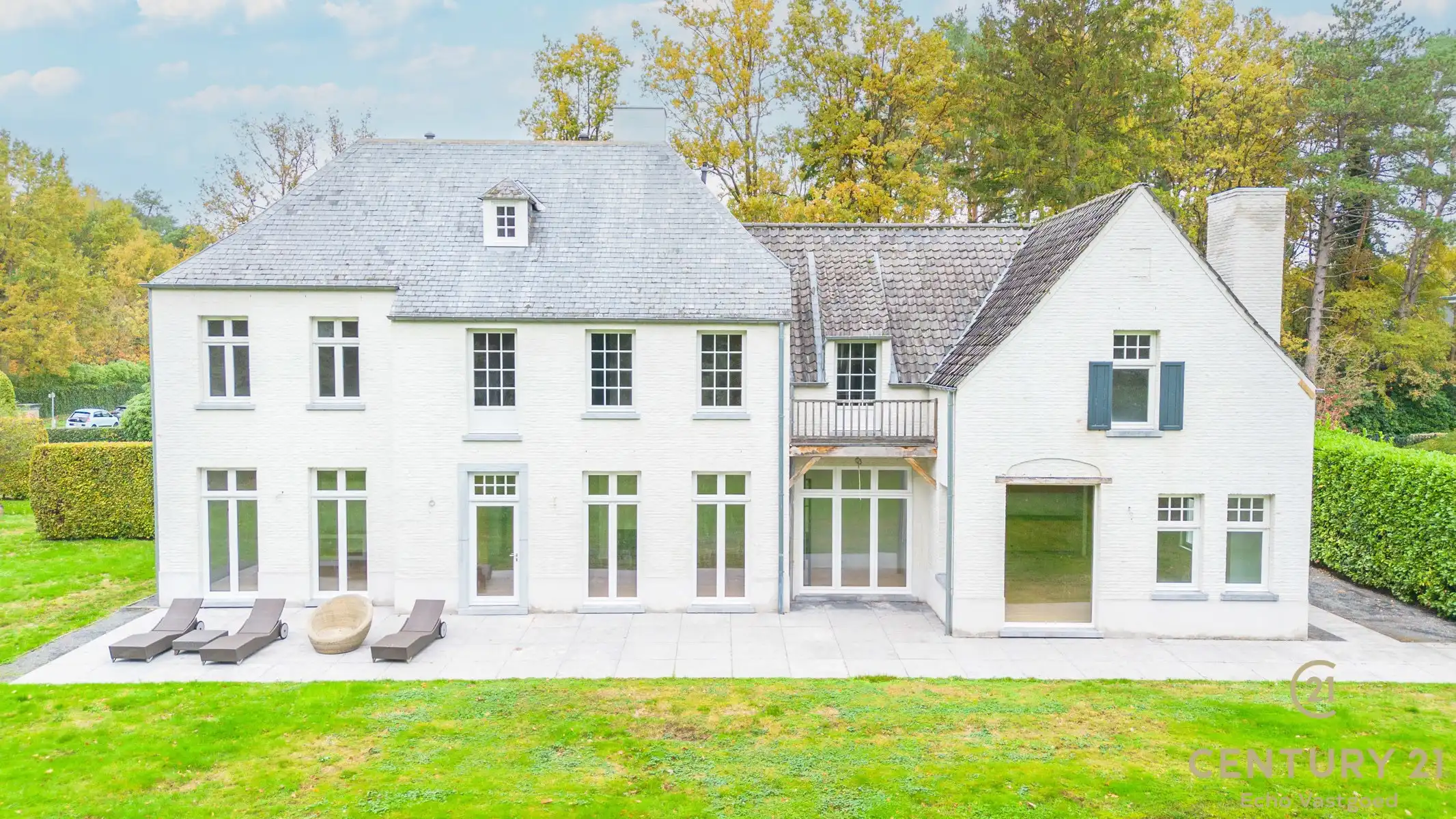 Unieke high-end villa met royaal woonoppervlak op 2415m² foto {{pictureIndex}}