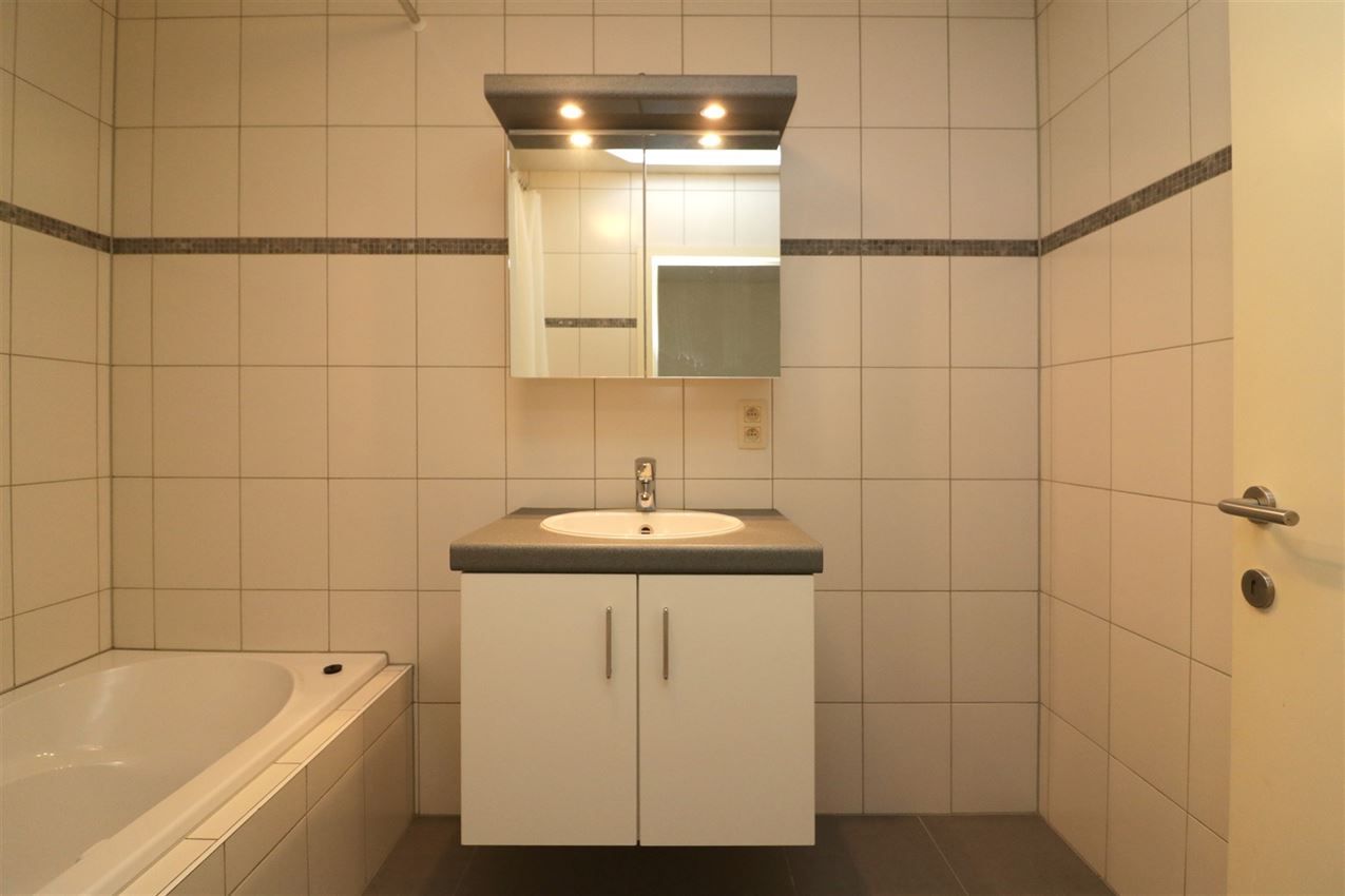 Duplex-appartement met 2 slpk., terras, autostaanplaats in centrum foto 23