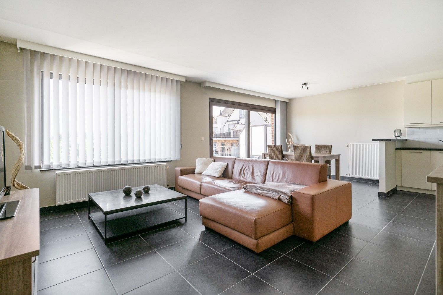 Instapklaar appartement met terras en 2 slaapkamers op centrale ligging in Wijnegem foto 2
