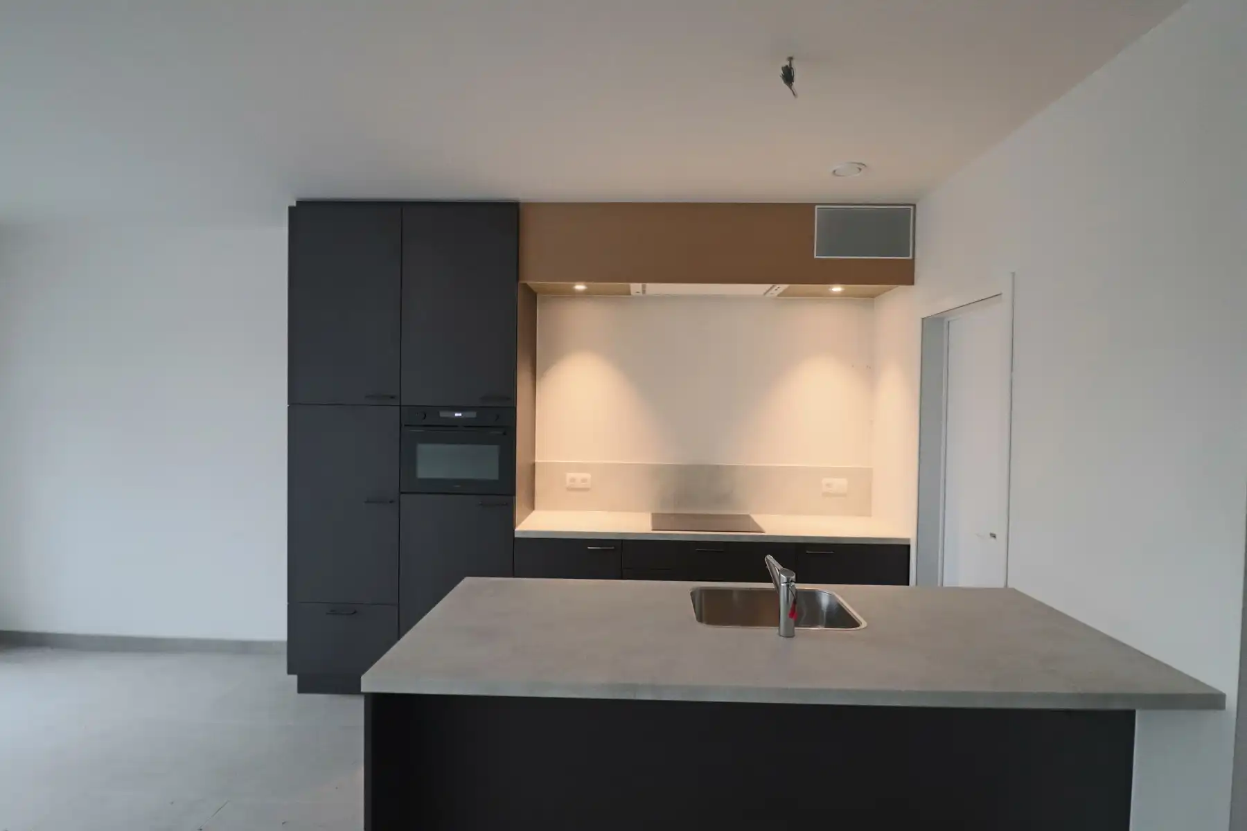 Woning met 3 slaapkamers en carport/fietsenberging op perceel van ca 366m² foto 5