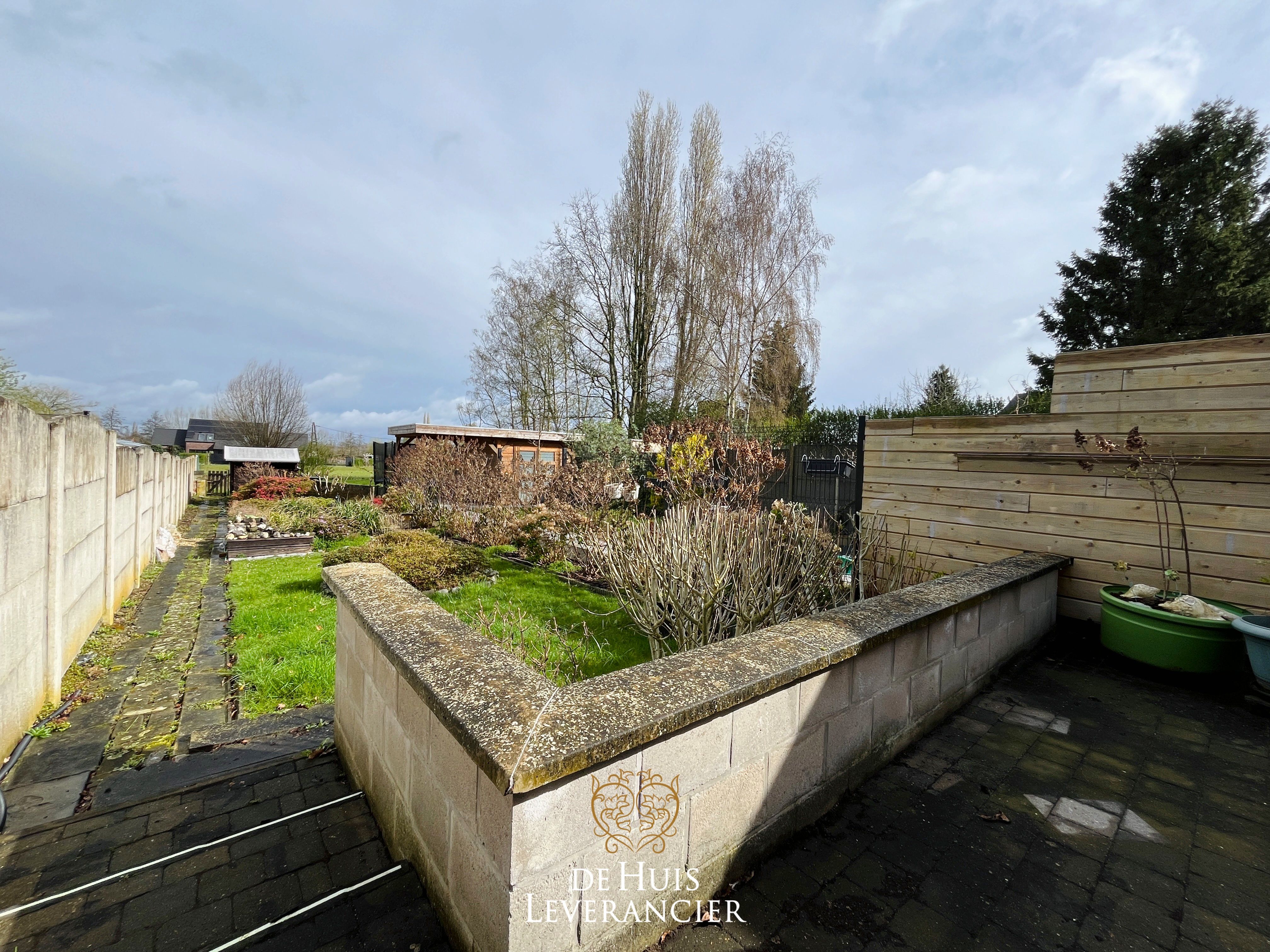 Leuke, te moderniseren woning met 3 slpks en grote tuin ! foto {{pictureIndex}}