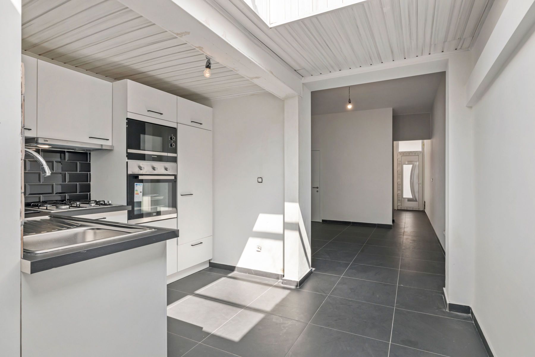 Vernieuwde woning met 4 slaapkamers en zonnig terras! foto 5