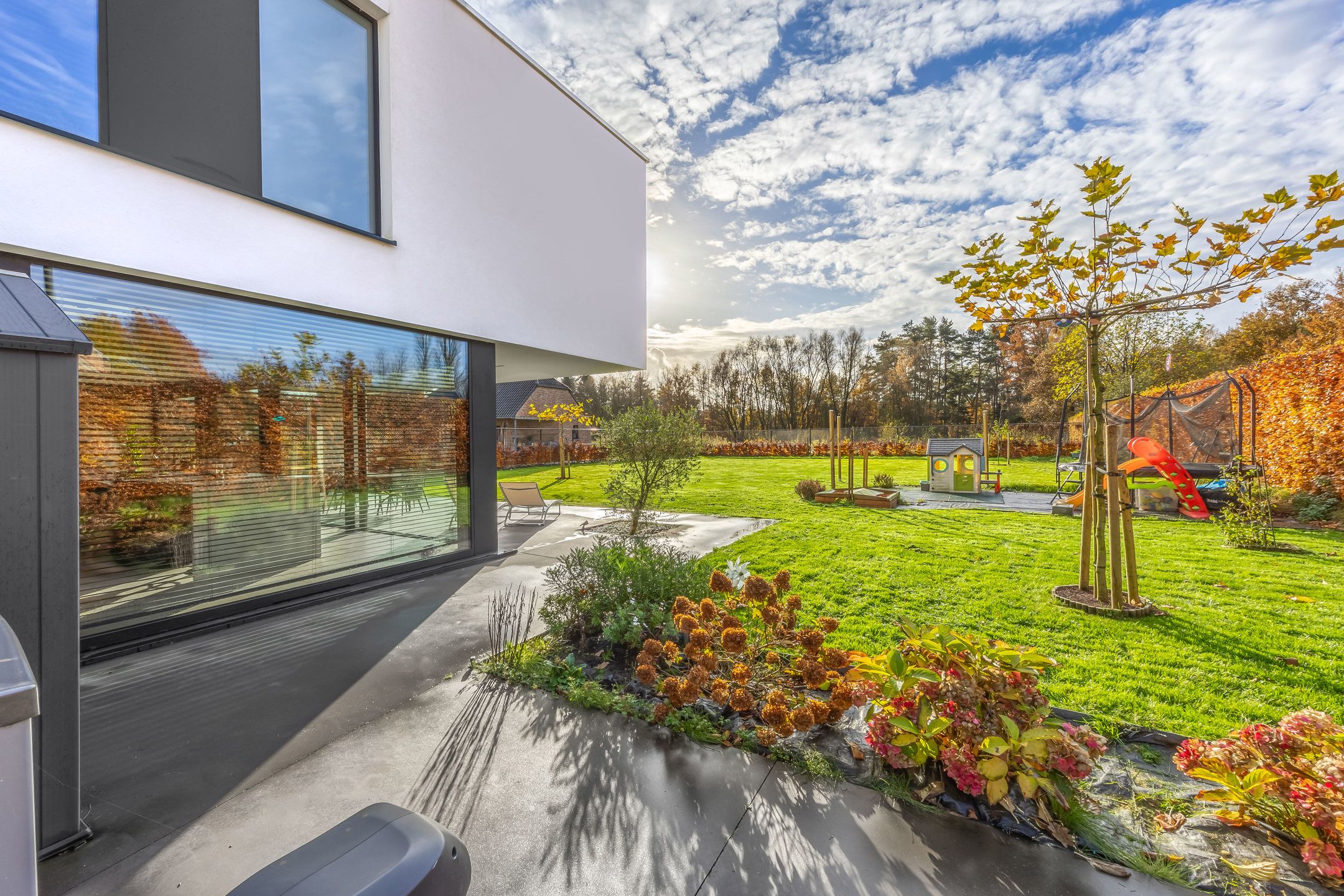 Moderne en lichtrijke woning in een doodlopende straat foto 28