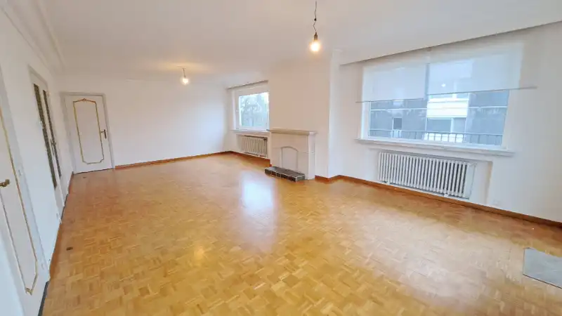 Ruim en lichtrijk 2-slaapkamerappartement met terras te koop in Sint-Michiels Brugge foto 2
