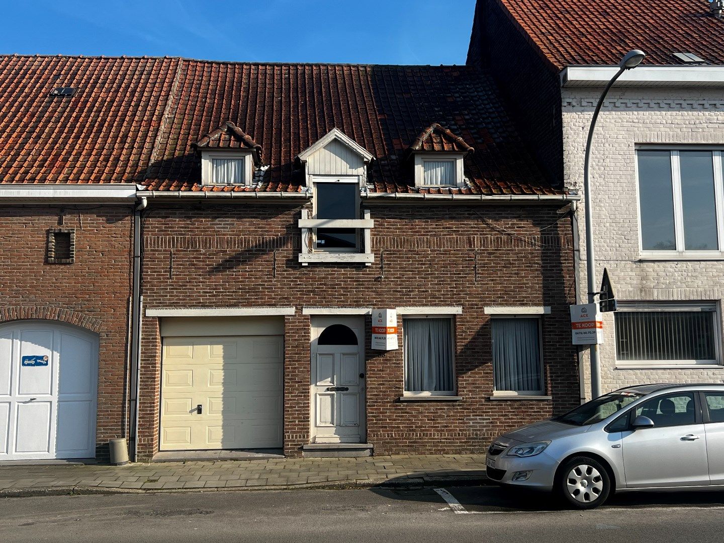 Te renoveren rijwoning met garage en tuin gelegen te Heule. foto 15