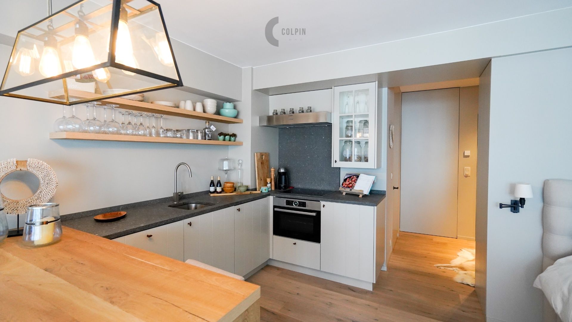 Aangename gemeubelde studio vlakbij de Zeedijk en de Lippenslaan foto 3