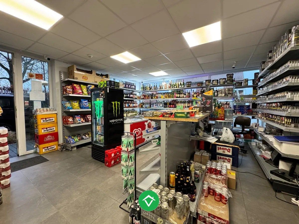 Centraal gelegen handelsruimte met 3 autostandplaatsen te Izegem foto 11