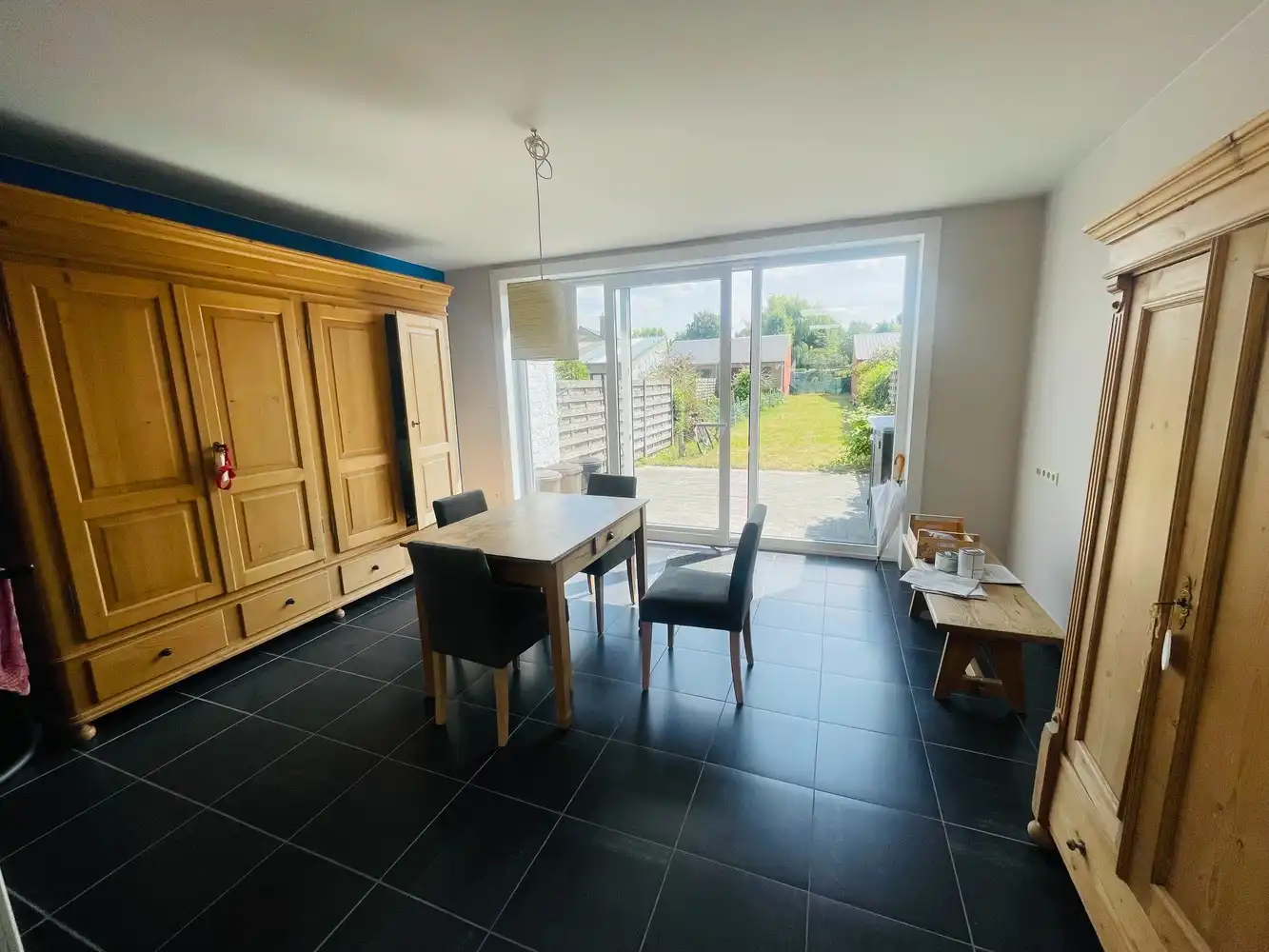 Assebroek, RUIME LICHTRIJKE INSTAPKLARE WONING met GROTE TUIN met  UITWEG+ OPRIT , mogelijkheid garage te bouwen,3 SLAAPKAMERS, Badkamer en douchekamer. foto 4