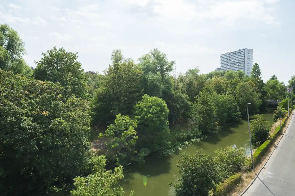 Architecturale gezinswoning met drie slaapkamers, zicht op water en groen, vlak bij de Coupure. foto 16