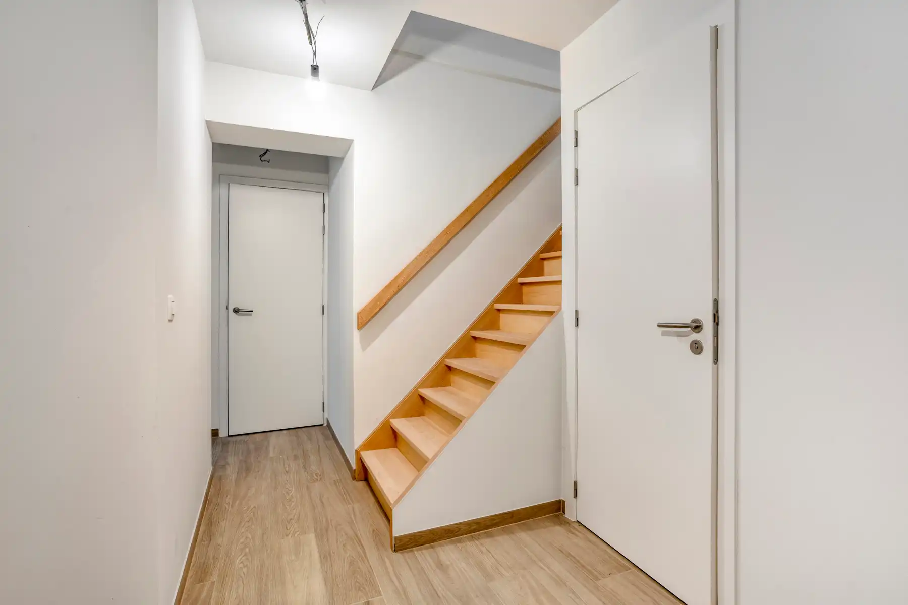 Prachtig gerenoveerd 2-slaapkamerappartement met tuin foto 12