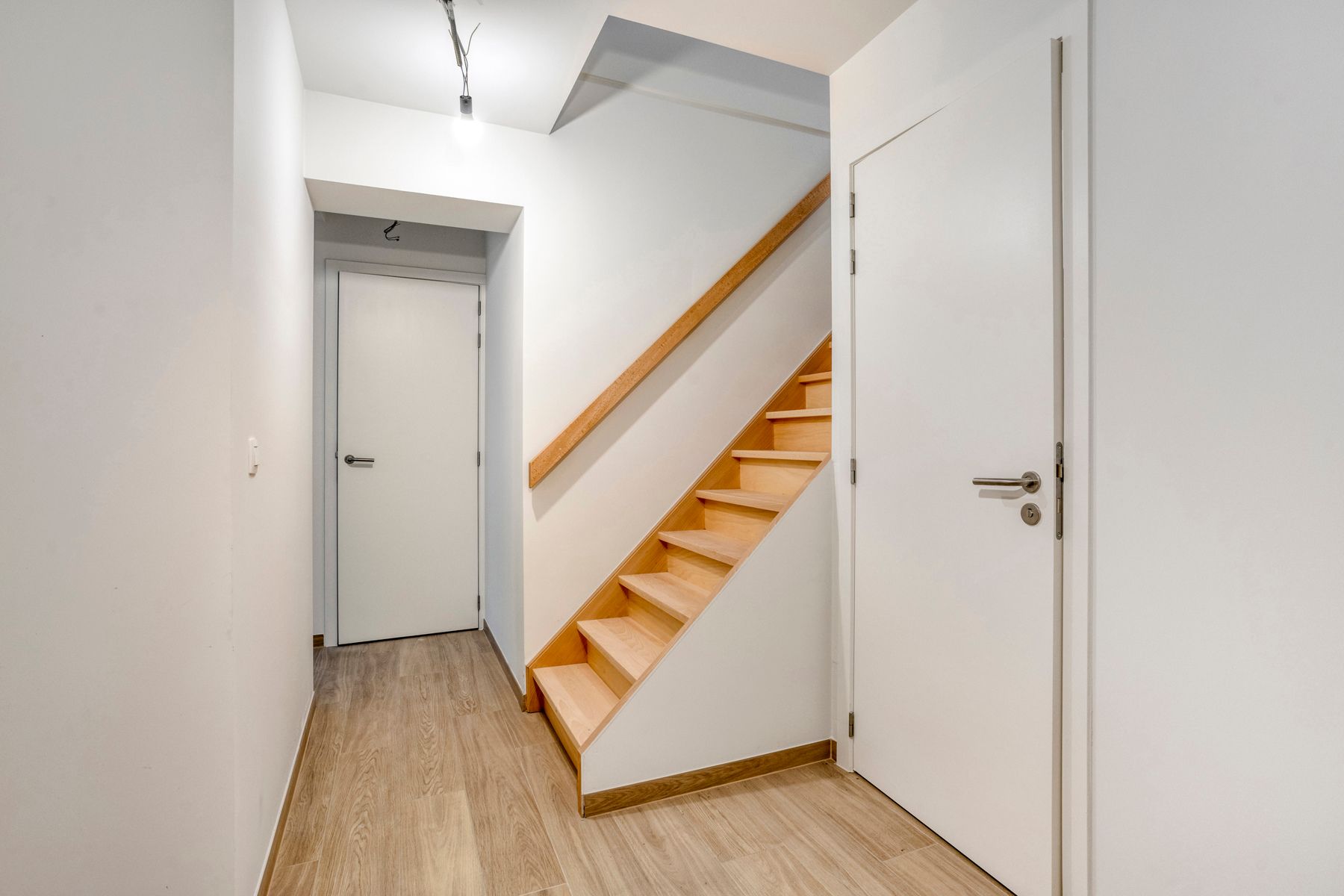 Prachtig gerenoveerd 2-slaapkamerappartement met tuin foto 12