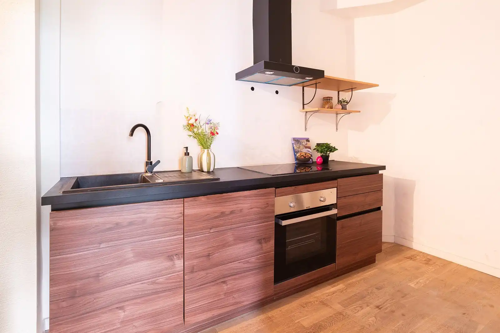 Lichtrijk hoek appartement met karakter!  foto 18