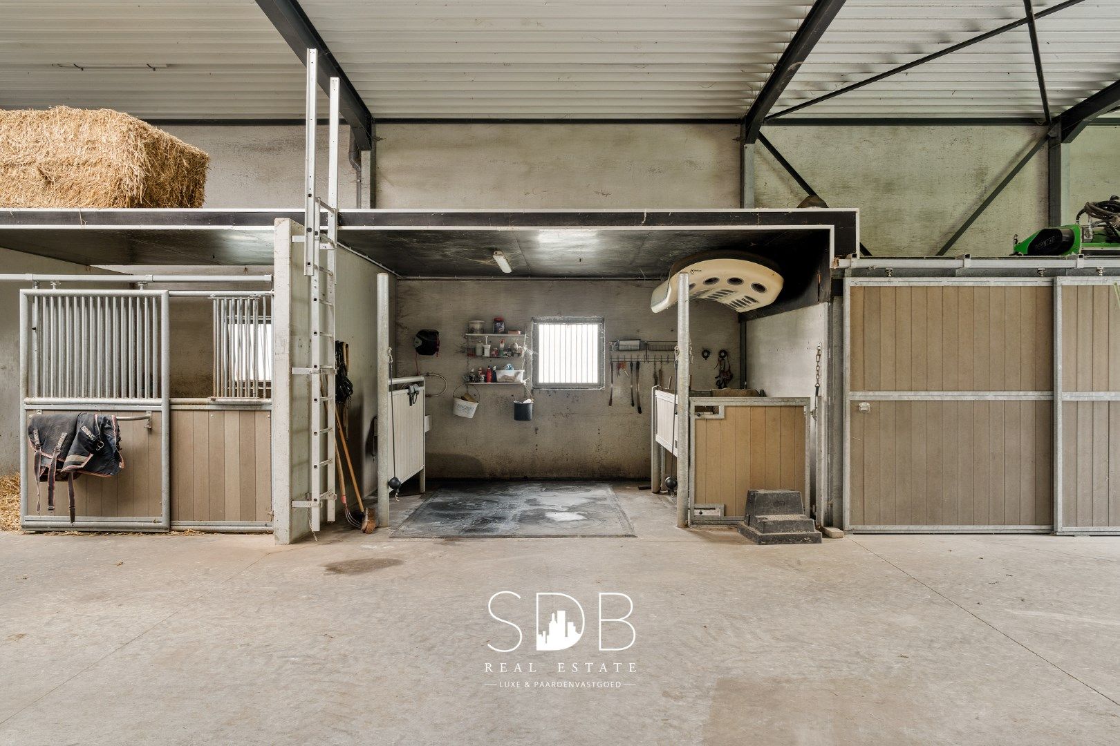 Prachtige villa met hippische accommodatie en graslanden op +/- 23 ha foto 39