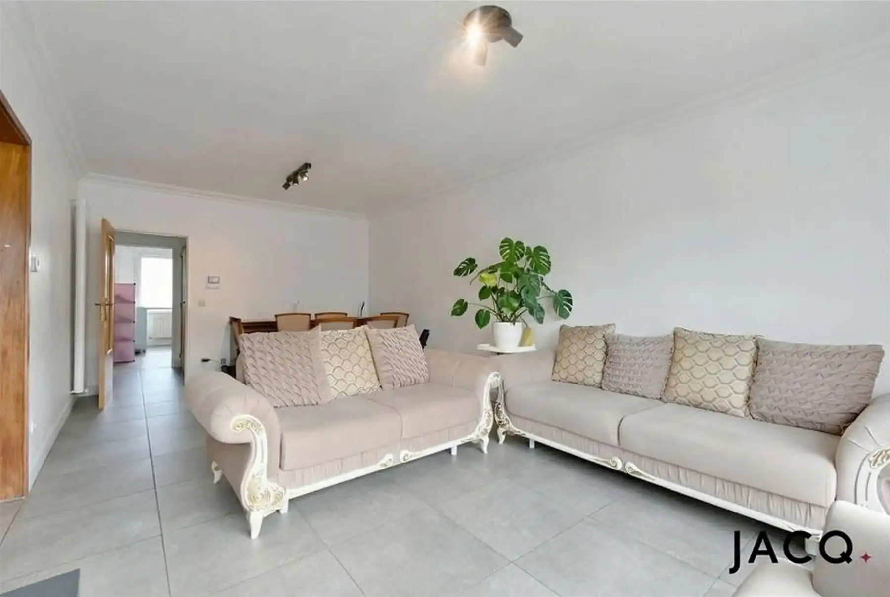 Gerenoveerd appartement met 2 slpk's, aparte garage nabij "De Schorre"! foto {{pictureIndex}}