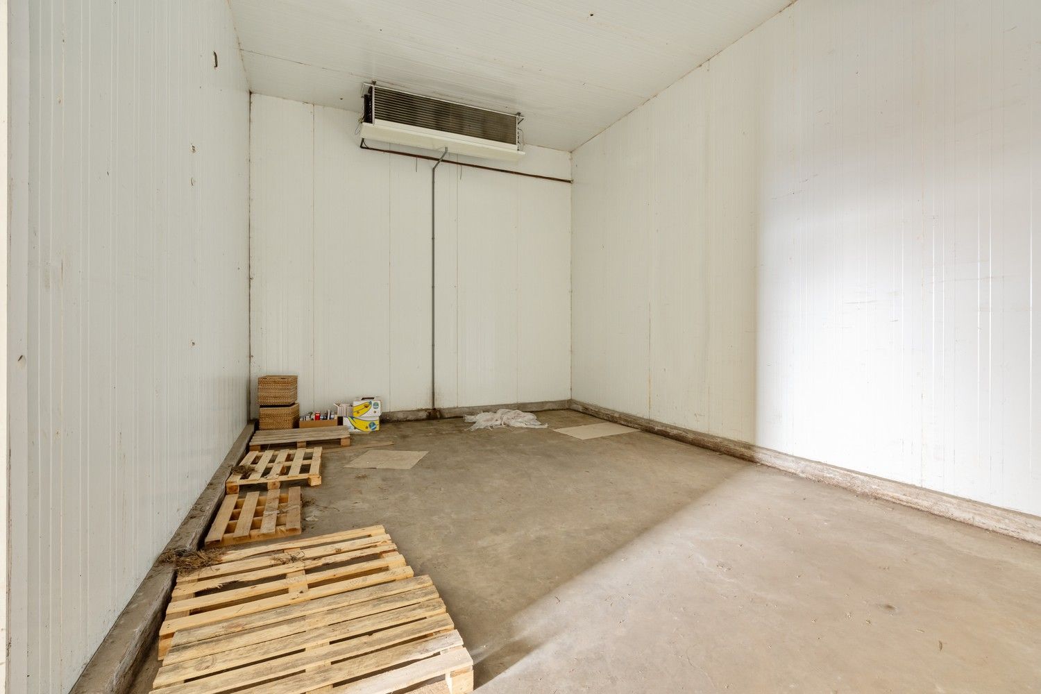 Te renoveren woning met loodsen op rustige locatie! foto 21