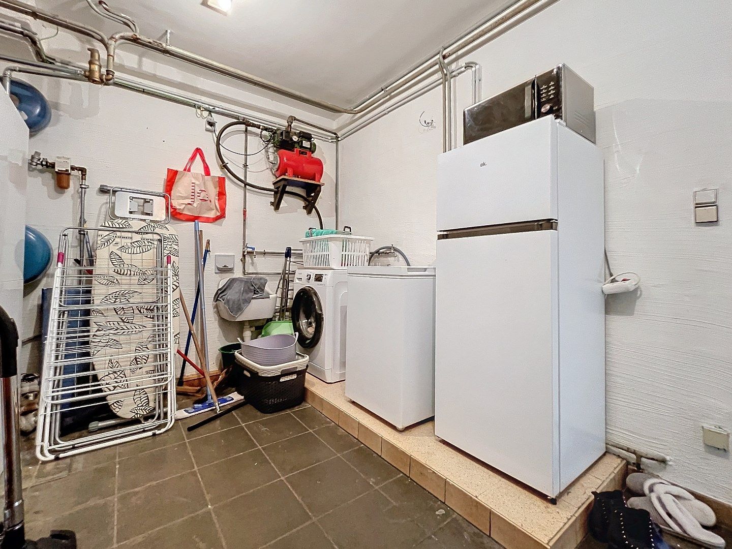 Instapklare half-open bebouwing met 3 slaapkamers en inpandige garage op 315m². foto 5