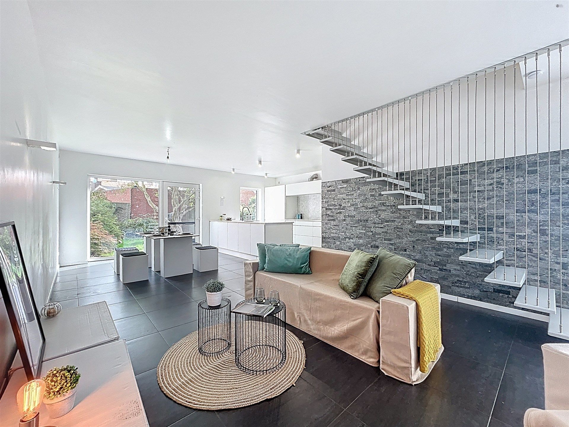Recente energiezuinige  half-open bebouwing met 3 slp en gezellige tuin op perceel van 300m² foto 2