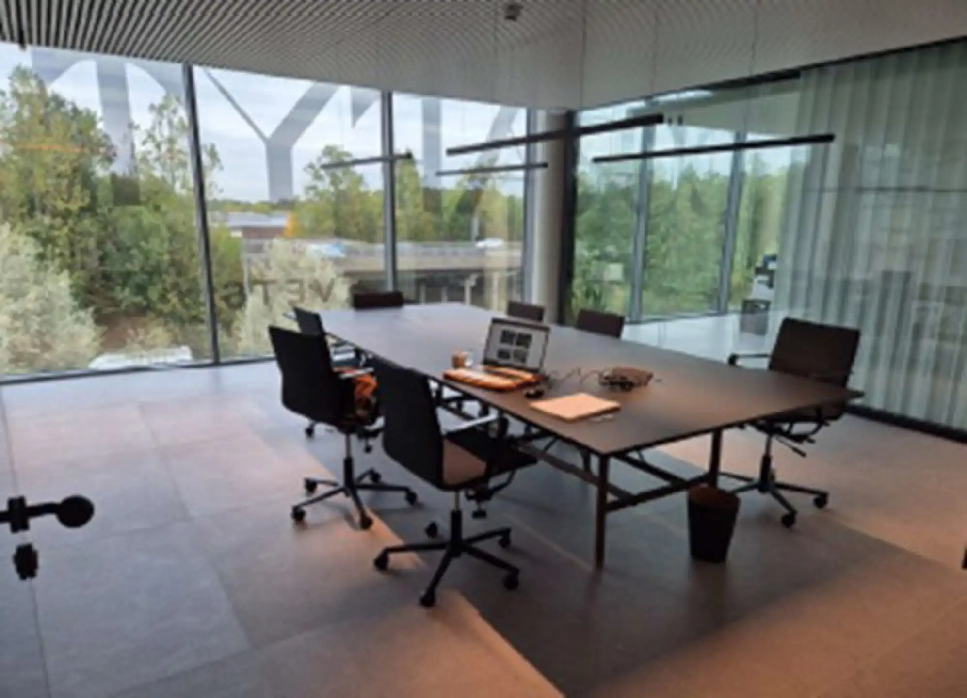 Magazijn 758m² met kantoor high-end gemeubeld ingericht 344m² foto 2