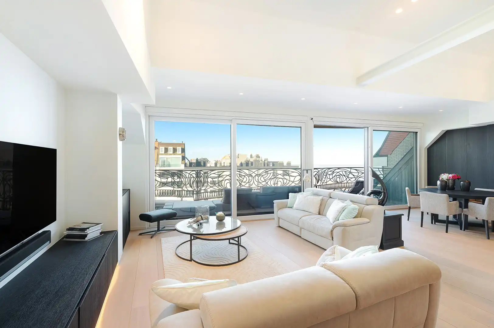 Uitzonderlijke penthouse met een gevelbreedte van 12m en panoramisch zeezicht in de standingvolle residentie Plaza op het Albertplein. foto 3